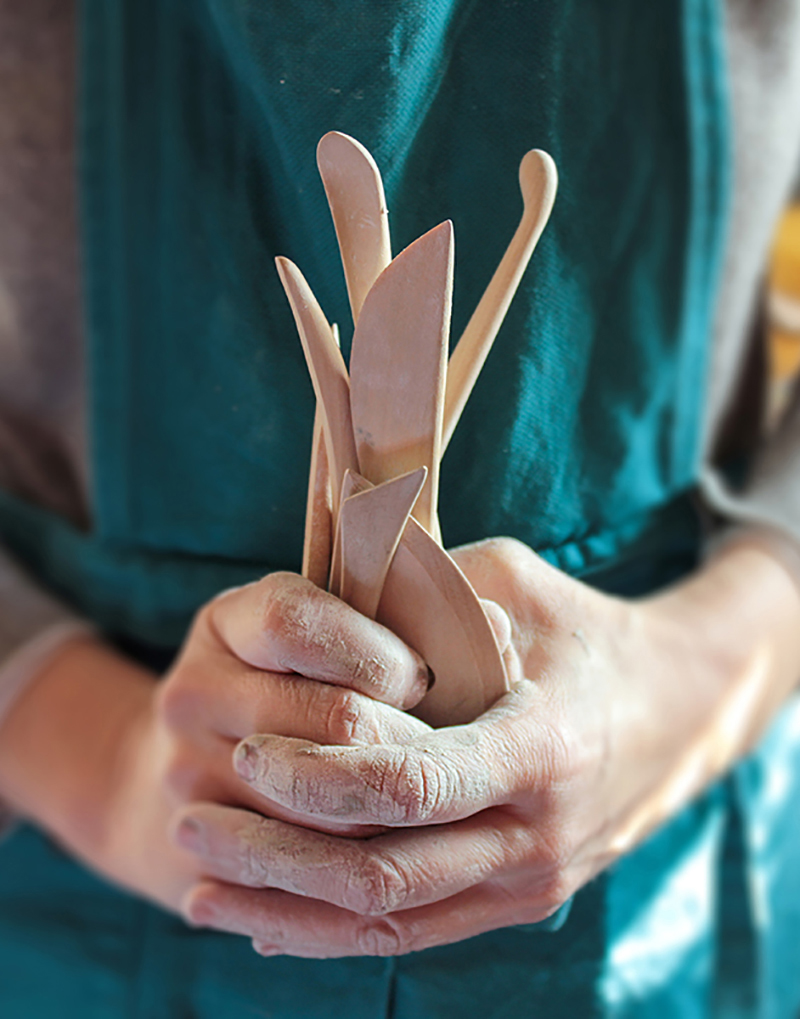 Ceramista PaolaLab con attrezzi del mestiere - Ceramica fatta a mano